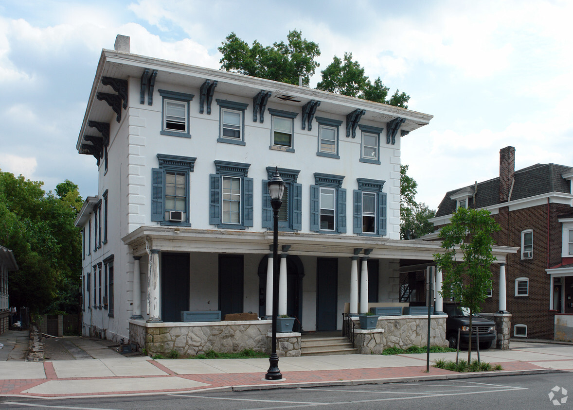 Building Photo - 1040 Dekalb St