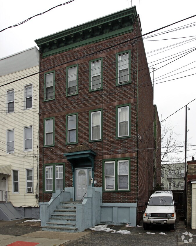 Foto del edificio - 49 Logan Ave
