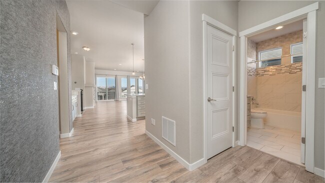Foto del edificio - 55+ Gated Community at The Retreat at Banning Lewis