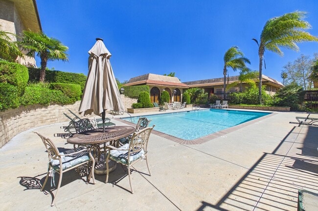 Building Photo - La Cresta Apartments