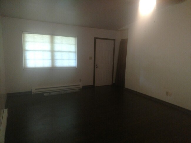 Building Photo - 3 Bedroom with Huge Fenced Back yard
