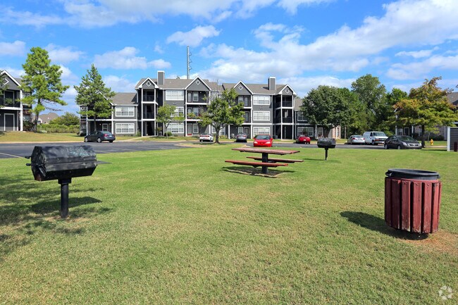 Área de parrilla y picnic | Apartamentos en Owasso OK | Villas at Bailey Ranch - Villas at Bailey Ranch Apartment Homes