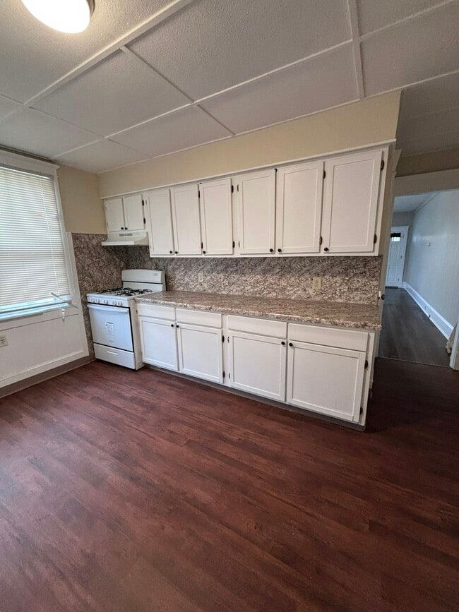 Building Photo - 363 N Maple Ave