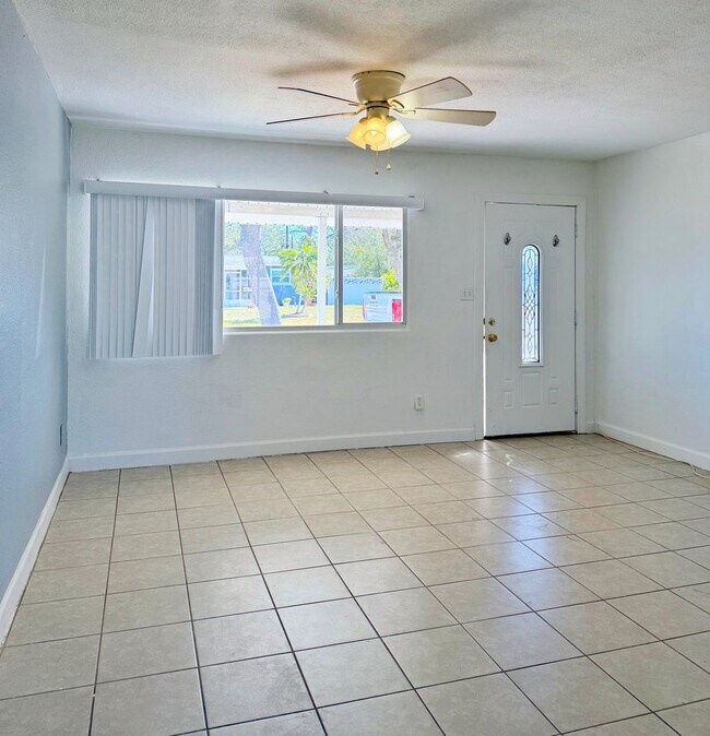 Foto del edificio - 3 Bedroom 1 Bath in St. Petersburg!