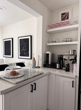 Foto del edificio - Modern 3-Bedroom End-Unit Townhome with Pr...