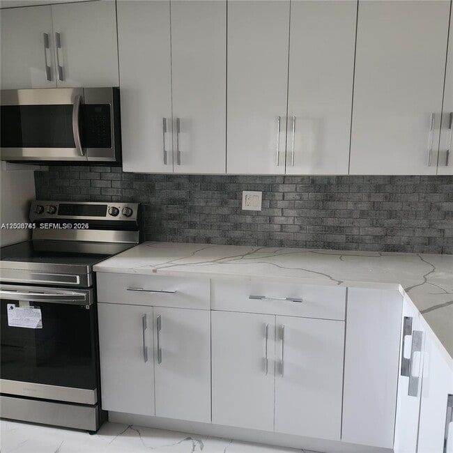 Building Photo - 8010 N Colony Cir