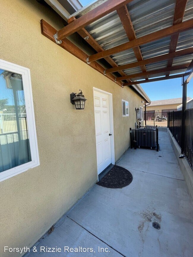 Building Photo - 1 br, 1.5 bath House - 2209 Yucca Drive