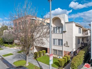 Building Photo - 328 S Elm Dr