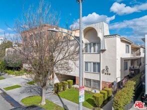 Building Photo - 328 S Elm Dr