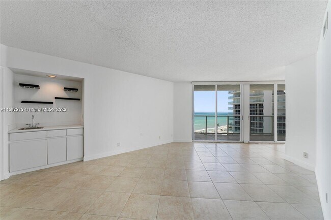 Foto del edificio - 16485 Collins Ave