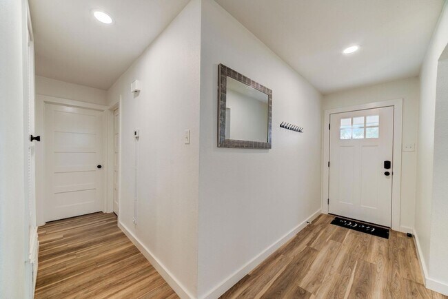 Foto del edificio - 4405 Button Bend Cir