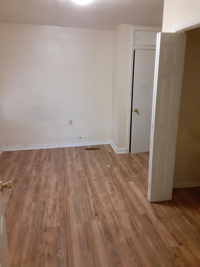 Building Photo - 1 Bedroom and 1 Bath Home