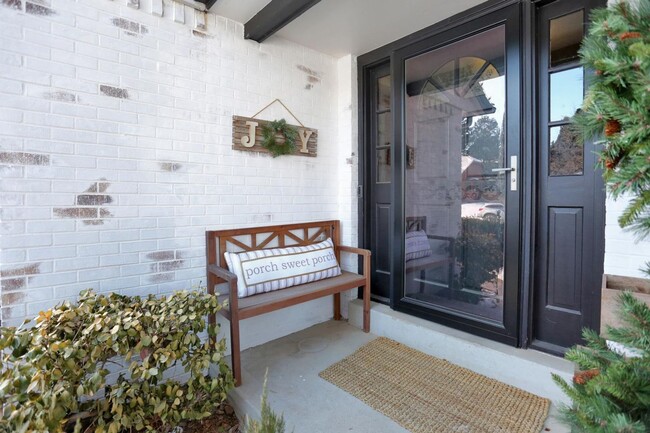 Building Photo - Beautiful 5 Bedroom Home Near the Cherry C...
