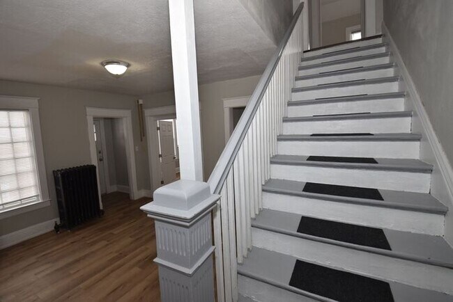 Foto del edificio - Price Reduced! Near local Universities and Entertainment 4 bedroom 2 story Single Family Home