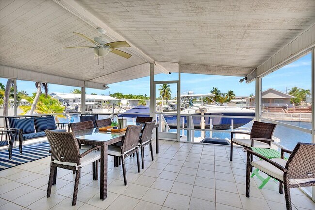 Foto del edificio - 927 Tropical Ln