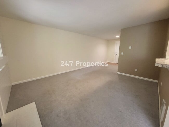 Building Photo - 1 BR | 1 BA Condo Perfectly Located in Cla...