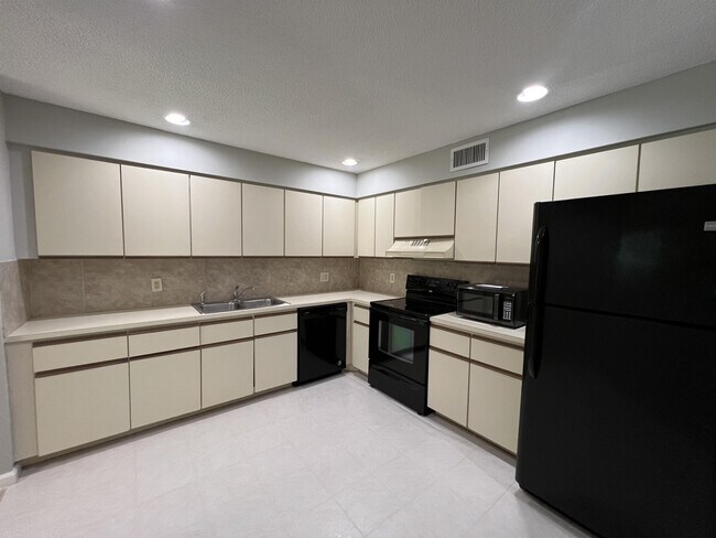 Building Photo - 5600 Coach House Cir