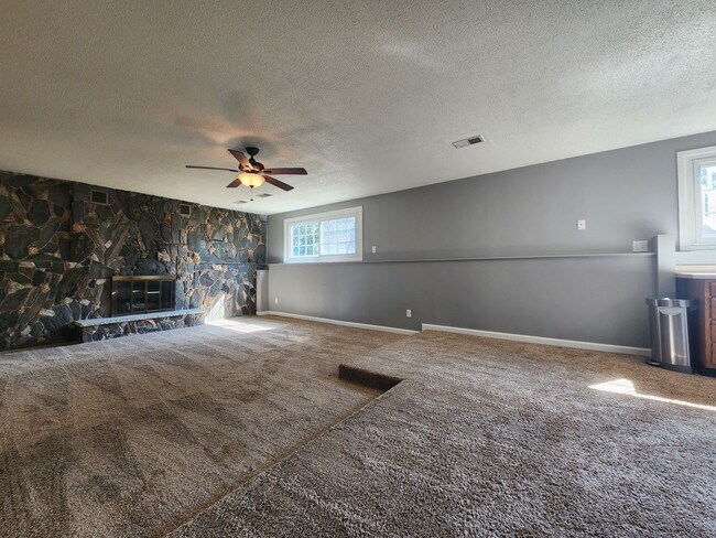 Building Photo - 2 Bed 1 Bath Duplex
