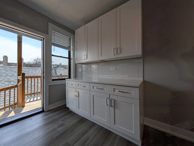 Building Photo - 3931 N Janssen Ave