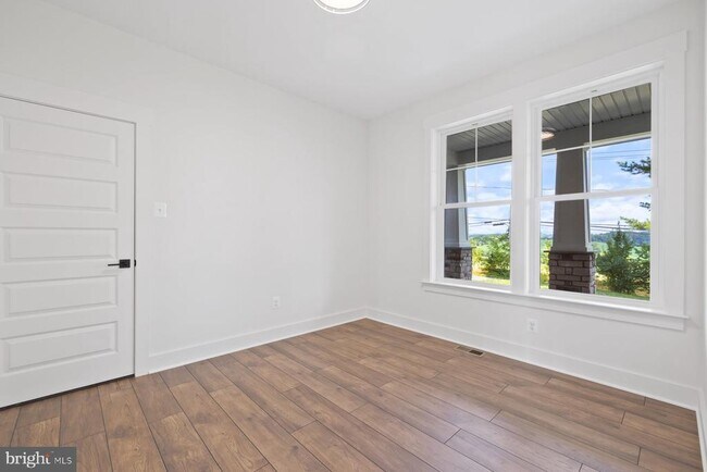 Foto del edificio - 1490 Thurston Rd