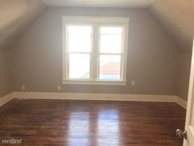 Foto del edificio - 5 br, 3 bath House - 319 E 11th St