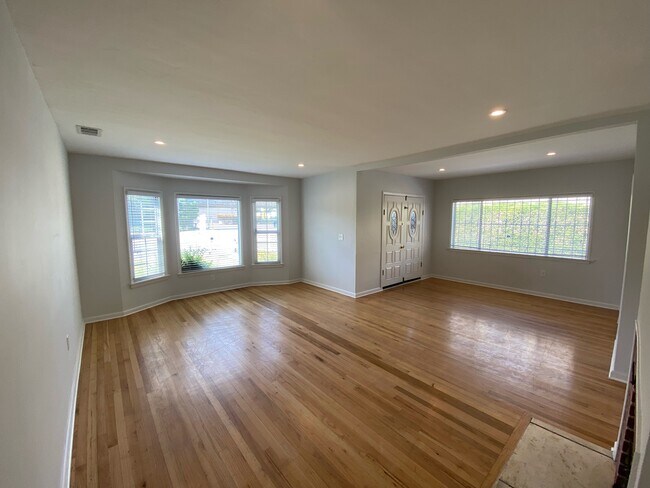 Building Photo - 5655 W Jefferson Blvd