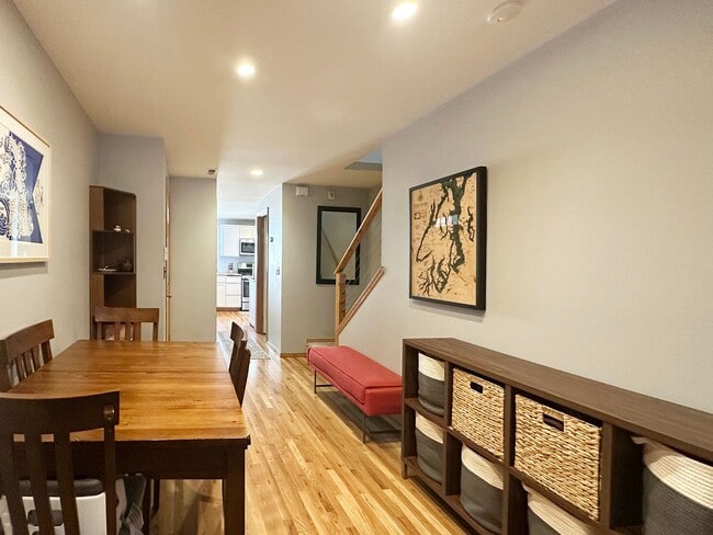 Building Photo - 2bd/1.5ba Seattle Townhome