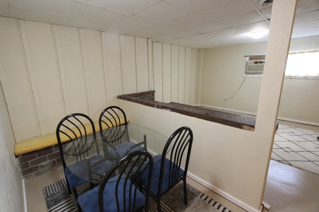 Building Photo - 624 Carothers Ave