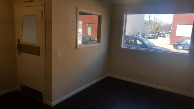 Building Photo - 109 W Oak St