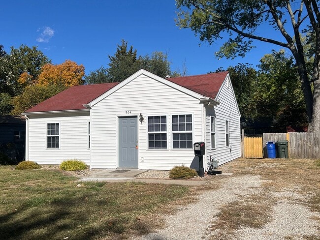 Building Photo - 3 Bedroom home with Fenced Yard - Availabl...