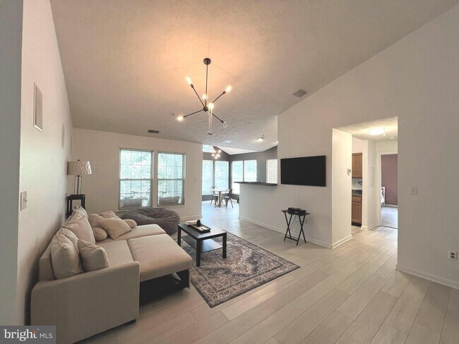 Foto del edificio - Gorgeous Light-Filled 2BR/2BA Penthouse Condo in Piney Orchard.