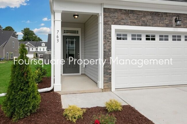 Foto del edificio - Bright 3-Bed 2.5-Bath End-Unit Townhome with Washer/ Dryer, Granite Kitchen & 2-Car Garage.Conven...