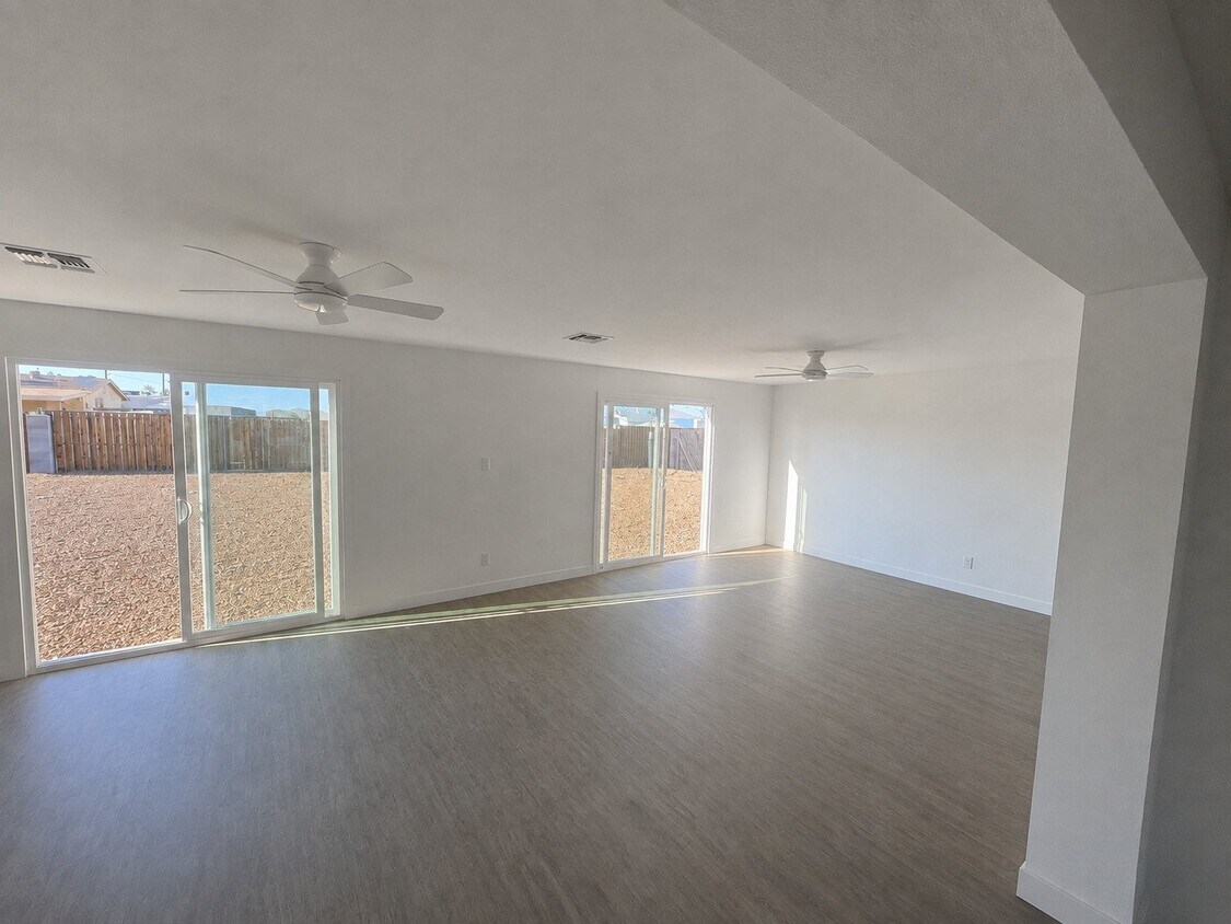 Building Photo - 2240 E Atlanta Ave