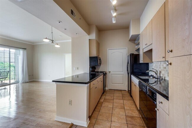 Building Photo - 3225 Turtle Creek Blvd