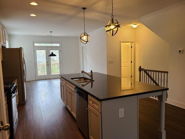 Building Photo - 1319 Hillcrest Dr