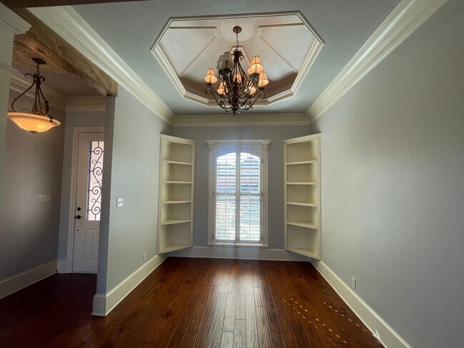 Building Photo - Sought after location so hurry!