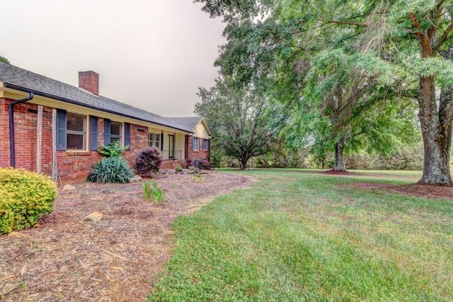 Building Photo - 552 Old Stubbs Rd