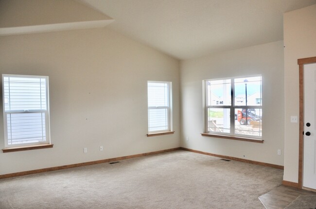 Building Photo - 3 bed 2 bath Crown Pointe Neighborhood wit...