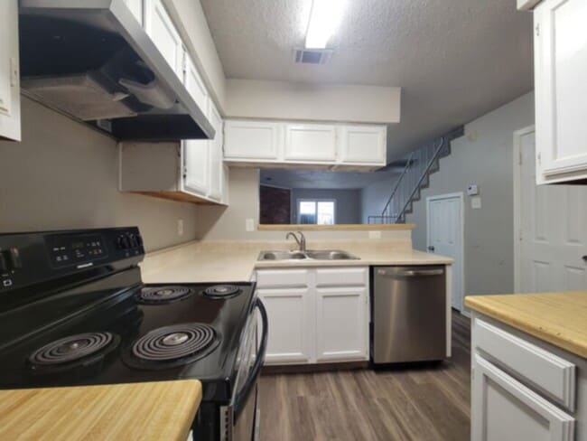 Building Photo - 2 BEDROOM TOWNHOME IN DALLAS****