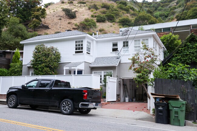 Foto del edificio - 1322 N Beverly Glen Blvd