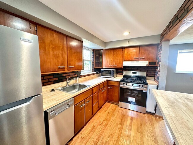 Building Photo - 4 Bed/1.5 Bath Home in Penn Hills - Off-St...