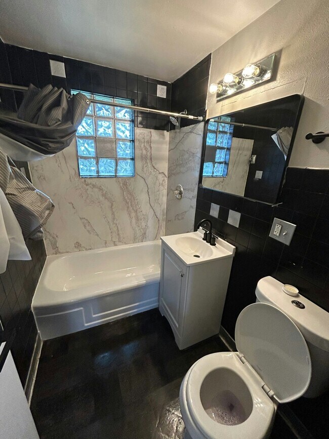 Foto del edificio - 3437-3439-3439 N 83rd St