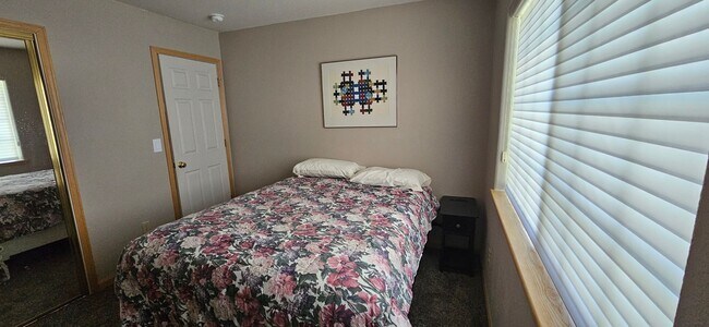Foto del edificio - Large furnished mountain home walking distance to the river --- Available October 1