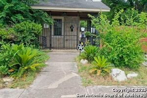 Building Photo - 206 Stace St