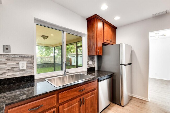 Foto del edificio - 1848 SW 24th Ave