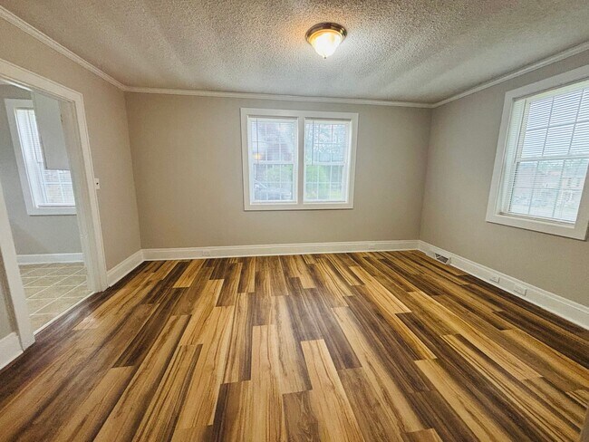 Foto del edificio - AVAILABLE NOW- Renovated in Rosewood!
