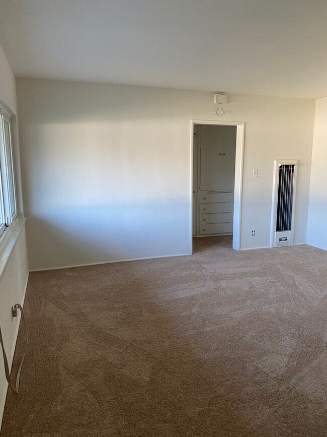 Building Photo - 1009 W Huntington Dr