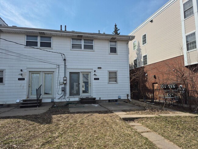 Foto del edificio - Awesome 3 BR/1 BA End-Unit Townhome in Minneapolis!