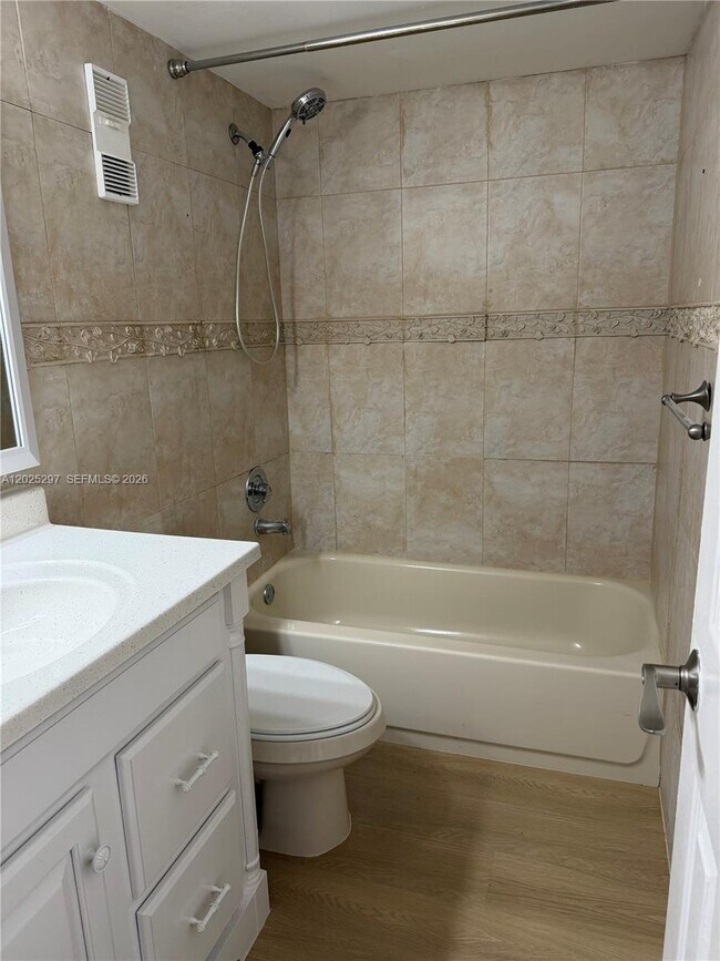 Foto del edificio - 8560 N Sherman Cir