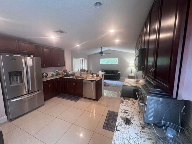 Building Photo - Spacious 3BR House in Lake Worth